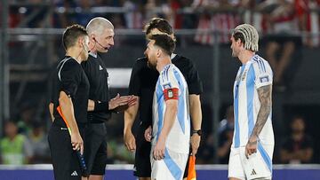AMDEP9903. ASUNCIÓN (PARAGUAY), 14/11/2024.- Lionel Messi de Argentina habla con los arbitros este jueves, durante un partido de las eliminatorias sudamericanas al Mundial de Fútbol 2026, entre Paraguay y Argentina en el estadio Defensores del Chaco, en Asunción (Paraguay). EFE/ Juan Pablo Pino