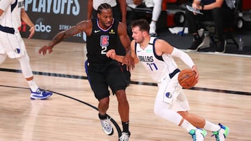 Luka Doncic y Kawhi Leonard, durante el partido de la NBA que ha enfrentado a Dallas Mavericks y Los Angeles Clippers