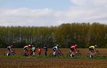 Mads Pedersen, Jonas Rutsch, Stefan Bissegger, Markus Hoelgaard  y Wout Van Aert compiten en el grupo de persecución durante la 122.ª edición de la París-Roubaix 2025.