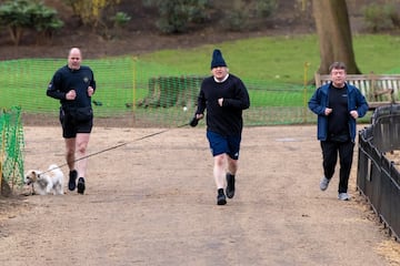 El primer ministro del Reino Unido, Boris Johnson, corre mientras pasea a su perro en un parque de Londres. Johnson, aficionado al footing, se convierte en un runner más siempre que sus obligaciones se lo permiten. Aunque, a juzgar por su indumentaria y por su peculiar gorro de lana, en esta ocasión no debió de pasar muy desapercibido.