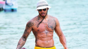 Lewis Hamilton está orgulloso de su nueva figura.