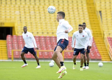 El equipo de Reinaldo Rueda realizó su última práctica en la capital colombiana en el estadio El Campín. Viajarán a Montevideo este martes 5 de octubre y allí continuarán con su preparación para enfrentar a la Selección de Uruguay este jueves 7 de octubre. 