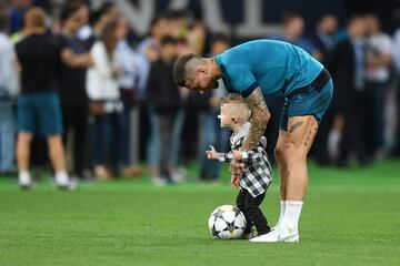 Los niños irrumpen en el entreno del Madrid en Kiev