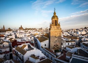 Municipio español de la provincia de Sevilla. Integrado en la comarca de Campiña de Carmona, de la que ejerce de capital, se sitúa a 34 kilómetros de la capital sevillana.