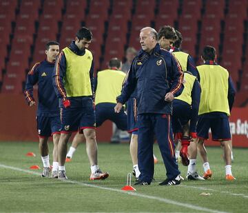 Consciente de lo que se jugaba, Vicente del Bosque escondía sus cartas antes de enfrentarse a Honduras. Así, en el último entrenamiento antes del encuentro, el seleccionador jugó al despiste con la prensa durante los 15 minutos abiertos del entrenamiento que concedía la FIFA. Mezcló a todos los jugadores para que nadie sacara conclusiones...