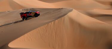 El piloto francés de BRX Sebastien Loeb y el copiloto belga Fabian Lurquin compiten durante la etapa de hoy. El coche pilotado por Loeb fue el que marcó el mejor tiempo de la etapa de hoy.