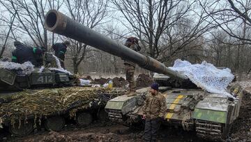 Ukrainian servicemen stand on their tanks near the frontline town of Bakhmut, amid Russia's attack on Ukraine, in Donetsk region, Ukraine January 13, 2023. REUTERS/Vladyslav Smilianets