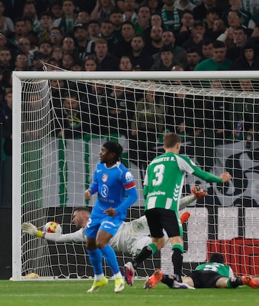 0-3. Contragolpe que inicia Antoine Griezmann, centra de tacón a Ademola Lookman que pasa a la carrera de Pablo Barrios, avanza asiste al delantero nigeriano y dentro del área, recorta y sienta su marca en el césped, busca el hueco y con la izquierda supera Adrián por su palo derecho.