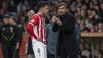 23-02-25. RUBÉN ALBÉS DA INSTRUCCIONES A NACHO MARTÍN DURANTE EL SPORTING-ALMERÍA.