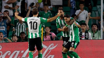 SEVILLA, 15/05/2023.- Los jugadores del Betis, (i-d) Sergio Canales, el brasile?o Willian Jos¨¦ y Ayoze P¨¦rez, celebran el segundo gol del equipo b¨¦tico durante el encuentro correspondiente a la jornada 34 de primera divisi¨®n que disputan hoy lunes frente al Rayo Vallecano en el estadio Benito Villamar¨ªn de Sevilla. EFE/Julio Mu?oz.