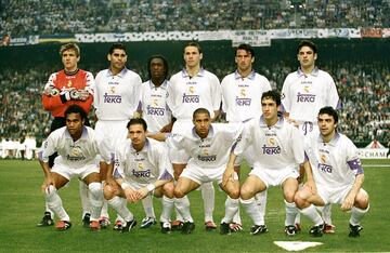 El once que entraría en la historia del Madrid y de la Champions League. De pie, y de izquierda a derecha posan Illgner (alemán), Hierro (español), Seedorf (holandés), Redondo (argentino), Panucci (italiano) y Morientes (español). Abajo, y en el mismo orden aparecen Karembeu (francés), Mijatovic (montenegrino), Roberto Carlos (brasileño), Raúl y el capitán Sanchís (españoles). Once jugadores, un equipo y ocho nacionalidades diferentes. El Madrid pasaría de jugar y ganar la Sexta con un equipo completo de españoles a otro once, 32 años después, en donde primaba la multinacionalidad. Es más, en la segunda parte, entraría Davor Suker, croata…