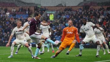 Soccer Football - Premier League - Burnley v Nottingham Forest - Turf Moor,Burnley, Britain - September 20, 2025 Nottingham Forest's Matz Sels in action as Burnley's Hjalmar Ekdal shoots at goal REUTERS/Scott Heppell EDITORIAL USE ONLY. NO USE WITH UNAUTHORIZED AUDIO, VIDEO, DATA, FIXTURE LISTS, CLUB/LEAGUE LOGOS OR 'LIVE' SERVICES. ONLINE IN-MATCH USE LIMITED TO 120 IMAGES, NO VIDEO EMULATION. NO USE IN BETTING, GAMES OR SINGLE CLUB/LEAGUE/PLAYER PUBLICATIONS. PLEASE CONTACT YOUR ACCOUNT REPRESENTATIVE FOR FURTHER DETAILS..