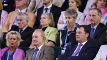 Ken Rosewall, en el centro, siguiendo este año un partido de Nadal