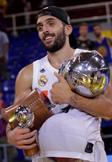 El ¨²nico refuerzo que ha tenido el Real Madrid este verano suma 14 t¨ªtulos en su etapa blanca. Campazzo lleg¨® al equipo madrile?o en 2014 y, en su primer a?o como madridista, lo gan¨® todo: Supercopa, Liga, Copa y Euroliga. Cedido los dos a?os siguientes al UCAM Murcia, en su regreso volvi¨® a conquistar la Euroliga (2018) y la Liga Endesa. Campazzo se march¨® a la NBA en diciembre de 2020 y regres¨® a la 'casa blanca' este verano tras unos meses en el Estrella Roja. El base suma dos Euroligas (2015 y 2018), tres Ligas ACB (2015, 2018 y 2024), cuatro Copas (2015, 2018, 2019 y 2024) y cinco Supercopas (2014, 2018, 2019, 2020 y 2023).