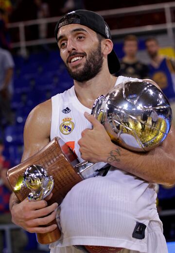 El único refuerzo que ha tenido el Real Madrid este verano suma 14 títulos en su etapa blanca. Campazzo llegó al equipo madrileño en 2014 y, en su primer año como madridista, lo ganó todo: Supercopa, Liga, Copa y Euroliga. Cedido los dos años siguientes al UCAM Murcia, en su regreso volvió a conquistar la Euroliga (2018) y la Liga Endesa. Campazzo se marchó a la NBA en diciembre de 2020 y regresó a la 'casa blanca' este verano tras unos meses en el Estrella Roja. El base suma dos Euroligas (2015 y 2018), tres Ligas ACB (2015, 2018 y 2024), cuatro Copas (2015, 2018, 2019 y 2024) y cinco Supercopas (2014, 2018, 2019, 2020 y 2023).