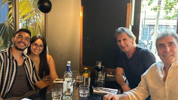 Ricardo Gareca (2-d), posando con el preparador físico Néstor Bonillo (d) y el futbolista chileno Gabriel Suazo (i) acompañado de su pareja Gabriela Rojas, en Toulouse (Francia).