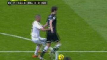 Benzema, en el momento en que pone sus manos sobre Mikel González.