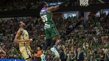 MÁLAGA (ANDALUCÍA), 19/10/2025.- El jugador del Unicaja Kendrick Perry entra a canasta durante el partido de la Liga Endesa, entre el Unicaja y el Barcelona, que se disputa este domingo, en el Palacio de los Deportes de Málaga (Andalucía). EFE/ Álvaro Cabrera