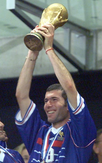 Zidane alza la Copa del Mundo de 1998, en cuya final marcó dos goles.