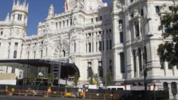 <b>OBRAS. </b>La Plaza de Cibeles está vallada con motivo de la instalación del escenario principal.