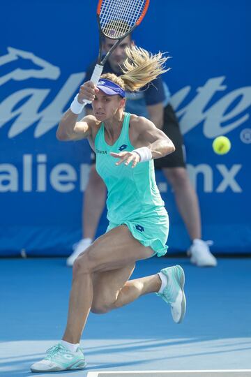 Lesia Tsurenko con la derecha en el Abierto Mexicano de Tenis en Acapulco