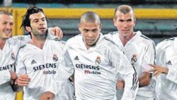 <b>EL IMPULSO DE LOS CINCO GALÁCTICOS.</b> Sin duda, Beckham, Figo, Ronaldo, Zidane y Raúl fueron claves para que el Madrid alcanzara esa gran dimensión de la que habla Calderón. El 8 de diciembre de 2004 los cinco galácticos fueron fotografiados en el estadio Olímpico de Roma tras el gol de Figo en la victoria madridista (0-3).