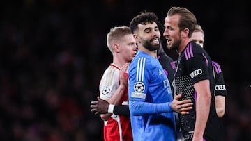 David Raya y Harry Kane, jugadores de Arsenal y Bayern de Múnich, durante el partido de ida de cuartos de Champions League disputado en el Emirates Stadium.