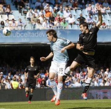 El jugador del Celta de Vigo Jon Aurtenetxe, e Imanol Agirretxe, de la Real Sociedad durante el partido que ambos equipos disputaron hoy correspondiente a la trigésimo tercera jornada de Liga BBVA en el estadio Balaidos de Vigo.