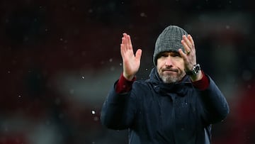 Erik ten Hag, entrenador del Manchester United, agradece el apoyo a los aficionados.