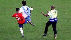 Árbitro no incluye la patada de Jara a hincha en su informe