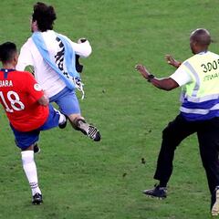 Árbitro no incluye la patada de Jara a hincha en su informe