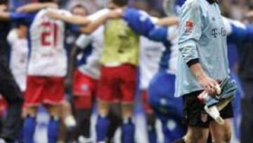 <B>ALEGRÍA Y TRISTEZA.</B> Kahn camina desolado hacia los vestuarios, mientras que los jugadores del Hamburgo festejan la victoria.