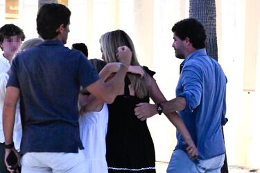 Carla Goyanes Lapique, hermana de Caritina, y Antonio Matos, marido de Caritina, se abrazan a su llegada al tanatorio de en San Pedro Alcántara.