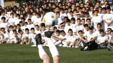 <b>ESCUELA DE TALENTOS.</b> Un joven hace malabarismos con la pelota ante la mirada de cientos de niños de una de las escuelas colombianas que tiene la Fundación del Madrid.