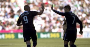 Benzema y Cristiano Ronaldo celebran el 1-1 del francés. 