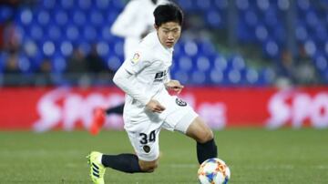 El Valencia CF se fijó en Kangin Lee cuando todavía era un niño. Nacido en Incheon, este centrocampista ofensivo ingresó en la academia del club valencianista en el año 2011. Su proceso de maduración culminó con su debut con el primer equipo en enero de 2019. Además, Kangin Lee fue convocado por primera vez con la selección absoluta de su país en marzo de 2019. (Texto de FIFA)