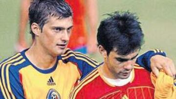 <b>NO HAY CONSUELO. </b>Oubiña es animado por un rumano al término del partido en el Carranza.