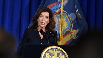 La gobernadora de Nueva York, Kathy Hochul, anuncia la asignación de tres millones de dólares para asistencia legal a inmigrantes en el estado.