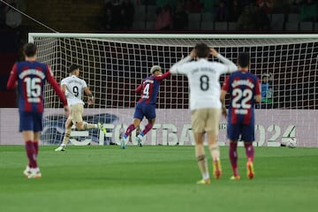 1-1. Mal despeje de Marc-André ter Stegen al intentar elevar el balón por encima de Hugo Duro, la toca con el pecho y remata a puerta vacía.