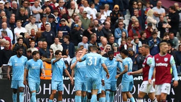Soccer Football - Premier League - West Ham United v Nottingham Forest - London Stadium, London, Britain - May 18, 2025 Nottingham Forest's Nikola Milenkovic celebrates scoring their second goal with teammates Action Images via Reuters/Matthew Childs EDITORIAL USE ONLY. NO USE WITH UNAUTHORIZED AUDIO, VIDEO, DATA, FIXTURE LISTS, CLUB/LEAGUE LOGOS OR 'LIVE' SERVICES. ONLINE IN-MATCH USE LIMITED TO 120 IMAGES, NO VIDEO EMULATION. NO USE IN BETTING, GAMES OR SINGLE CLUB/LEAGUE/PLAYER PUBLICATIONS. PLEASE CONTACT YOUR ACCOUNT REPRESENTATIVE FOR FURTHER DETAILS..