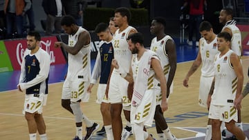 Los jugadores del Real Madrid abandonan el Buesa Arena tras la derrota en Euroliga frente al Baskonia.