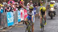 Katrin Garfoot celebra su victoria en Mengler&#039;s Hill en el Santos Women&#039;s Tour por delante de Lucy Kennedy.