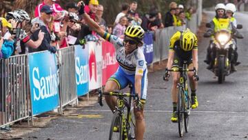 Katrin Garfoot celebra su victoria en Mengler's Hill en el Santos Women's Tour por delante de Lucy Kennedy.