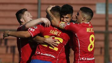 Los formados en el cuadro hispano lideraron la goleada contra Huachipato, que sigue sufriendo en el fondo. Chumacero, Y&aacute;&ntilde;ez y Palacios, los goleadores.