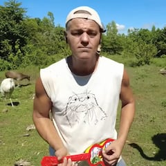 Frank Cuesta sorprende con una canción para Ayuso: “Qué buena estás”