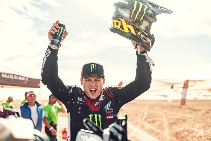 Tosha Schareina con la Honda junto a la que competirá en el Dakar 2026.