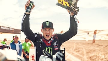 Tosha Schareina con la Honda junto a la que competirá en el Dakar 2026.