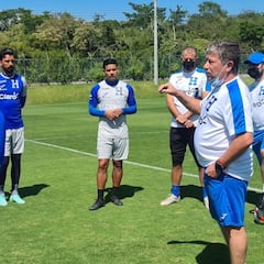 Bolillo Gómez sufre dentro del cementerio de Honduras