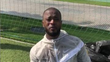 La ¨²ltima ocurrencia de Patrice Evra: se bebe su propio sudor