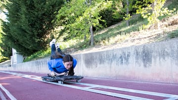 Clara Aznar prueba la nueva pista de empuje de skeleton en Madrid.